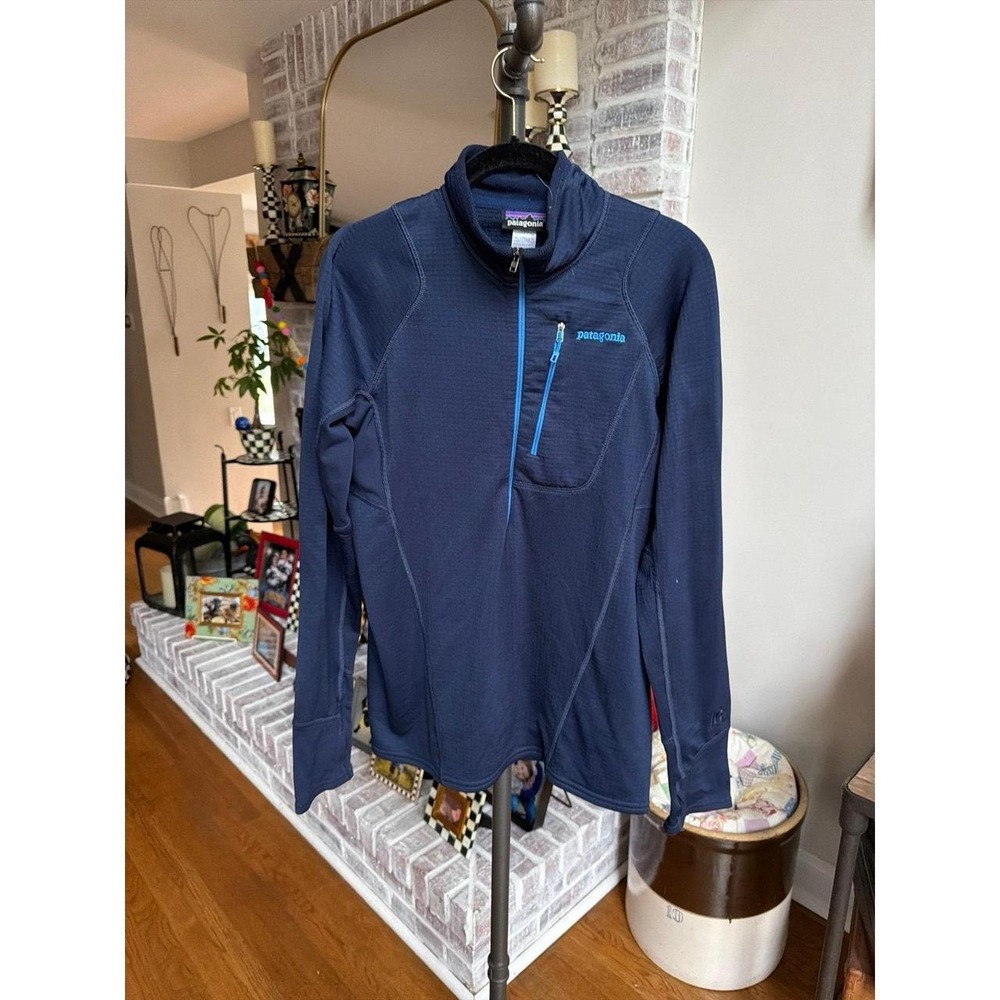 Patagonia Men's R1 Pullover in navy blue a distinct high-neck half-zip Medium